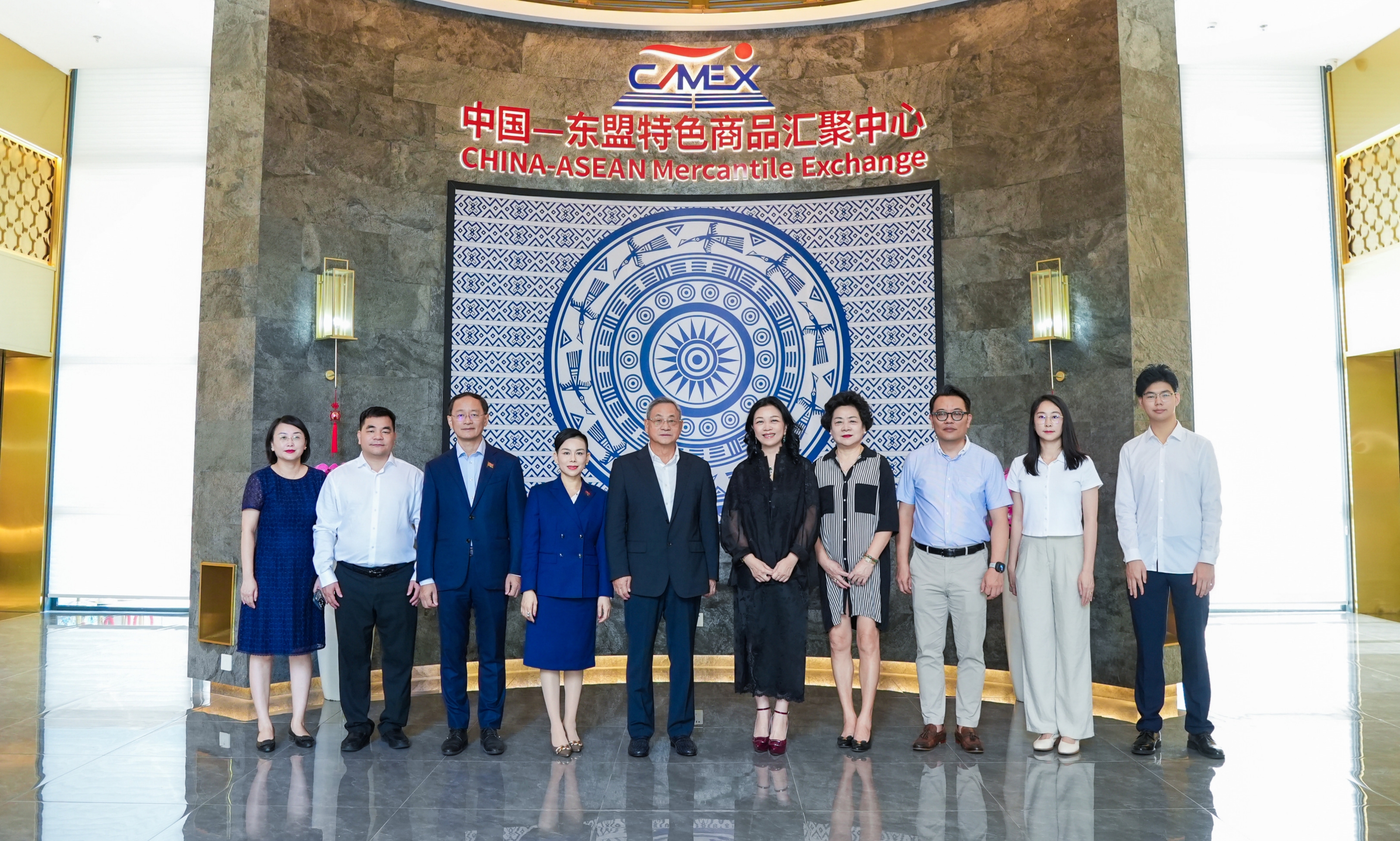 柬埔寨RCEP產(chǎn)業(yè)合作委員會(huì)及柬埔寨國(guó)際商會(huì)青年發(fā)展處一行到匯聚中心、水果交易中心參觀(guān)考察