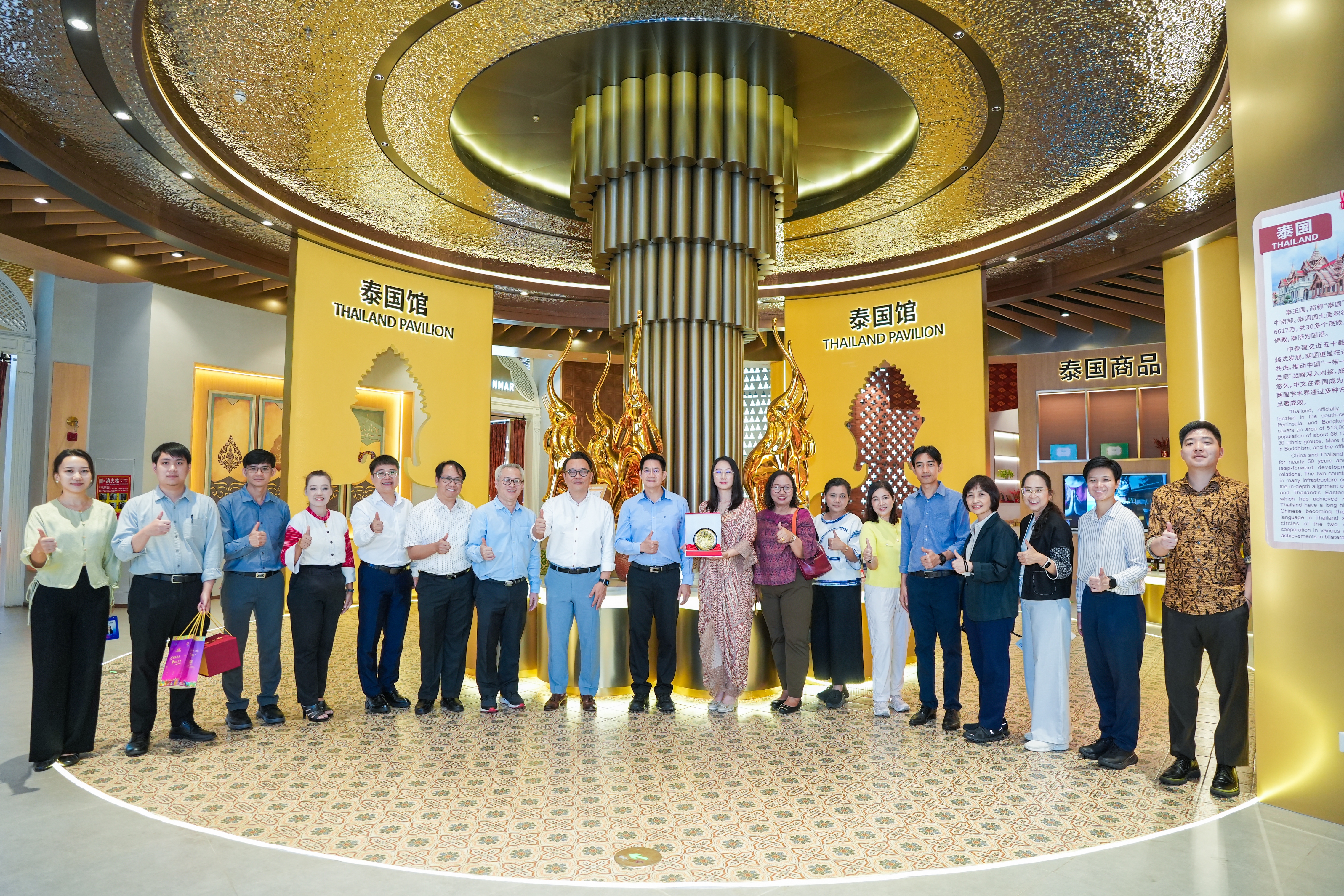 泰北經(jīng)濟(jì)領(lǐng)域公務(wù)員代表團(tuán)一行到中新物流園、匯聚中心參觀(guān)考察