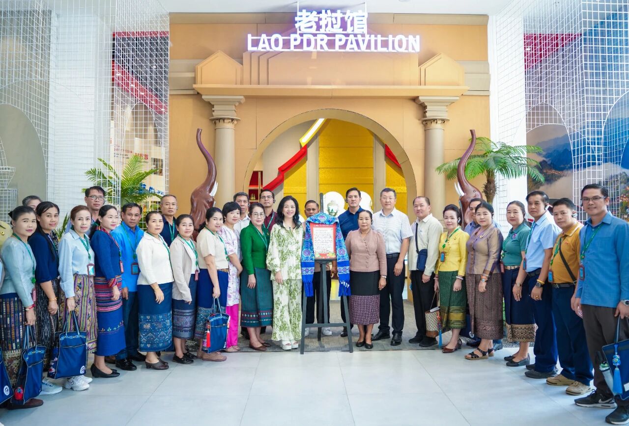 老撾建國(guó)陣線(xiàn)中央副主席、紀(jì)委書(shū)記希帕占&middot;南塔馮薩率團(tuán)到中新物流園、匯聚中心參觀(guān)考察